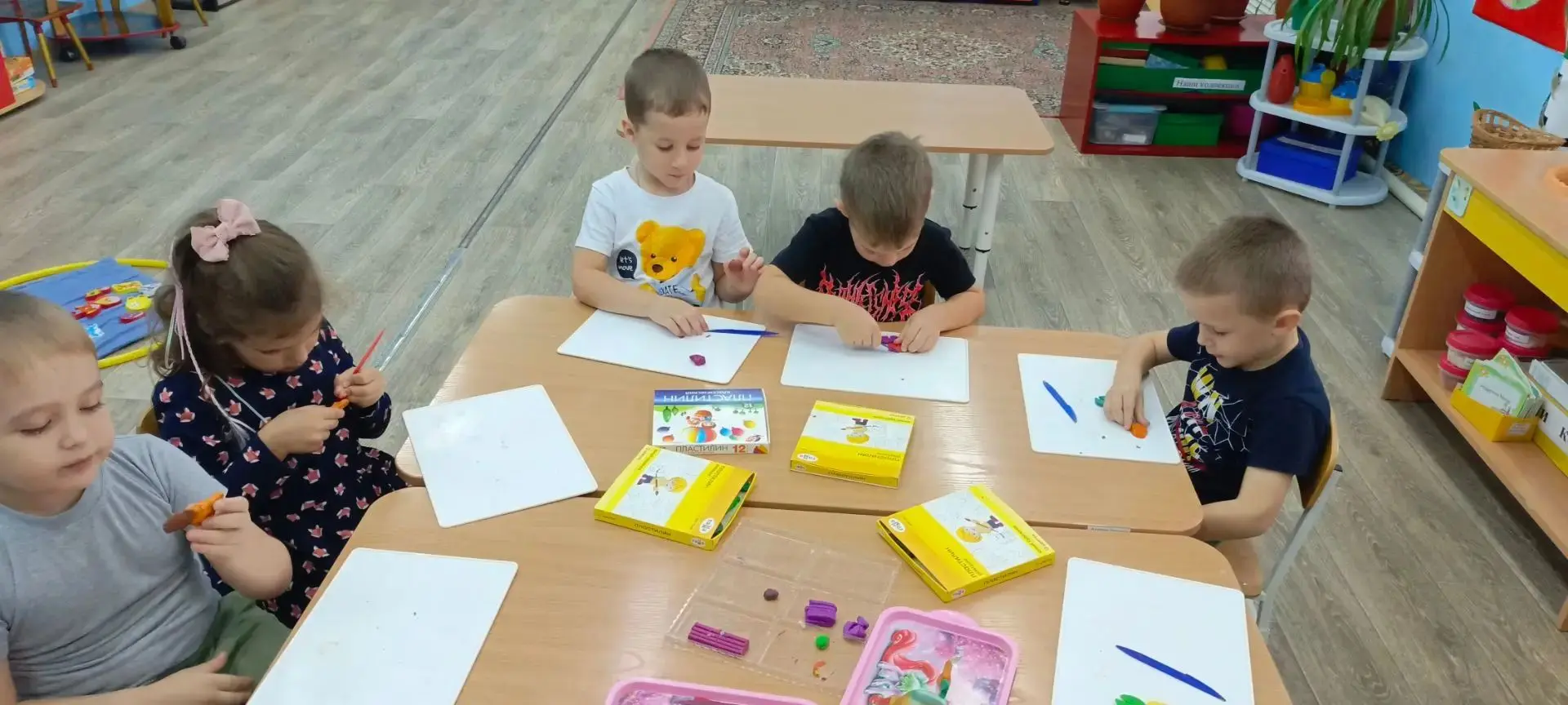 Сегодня в нашей средней группе "Одуванчики" прошло увлекательное занятие по лепке на те...