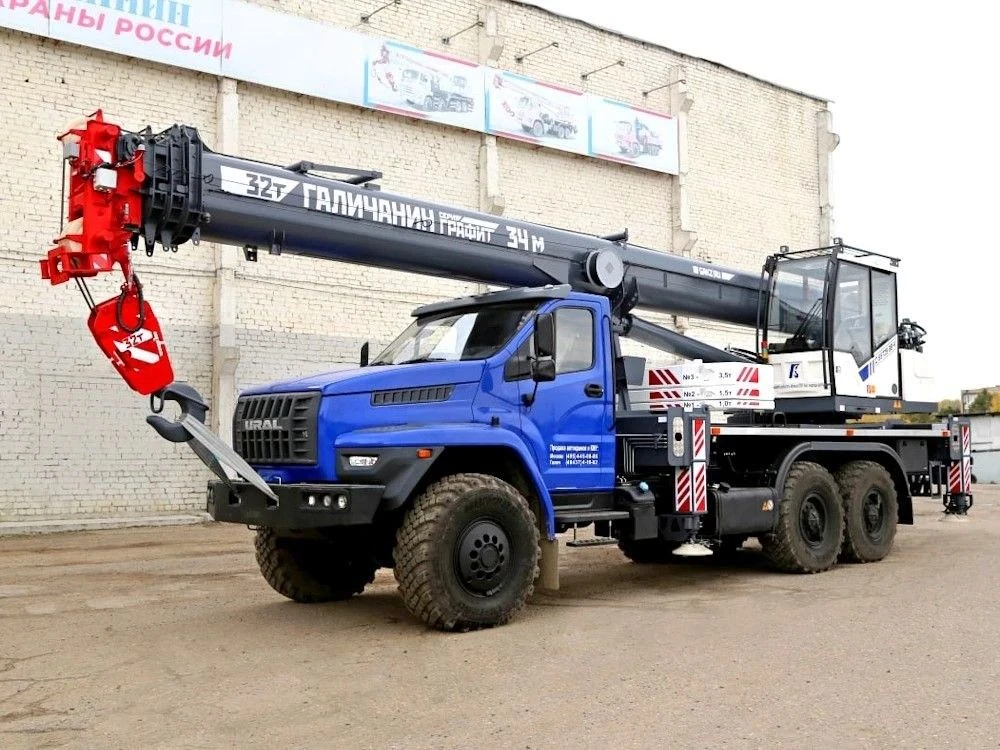 Галичский автокрановый завод показал 32-тонный кран КС-55729-3В-4 серии «Графит» на шас...