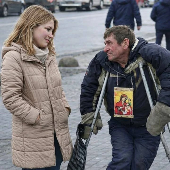 Беременная девушка дала хромому бездомному 50 рублей… А через минуту он снял… — публикация канала «Бабушкины Рецепты»