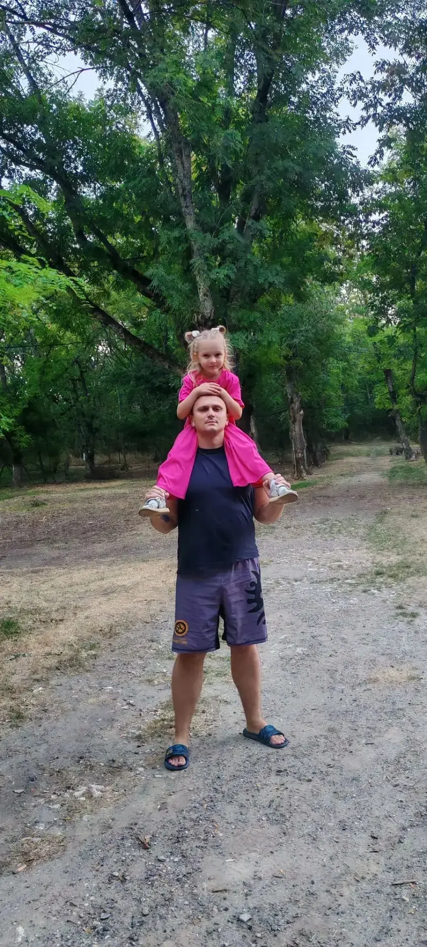 Мой папа, самый лучший. Папа, для меня защитник и герой. Он меня всегда поддерживает и ...