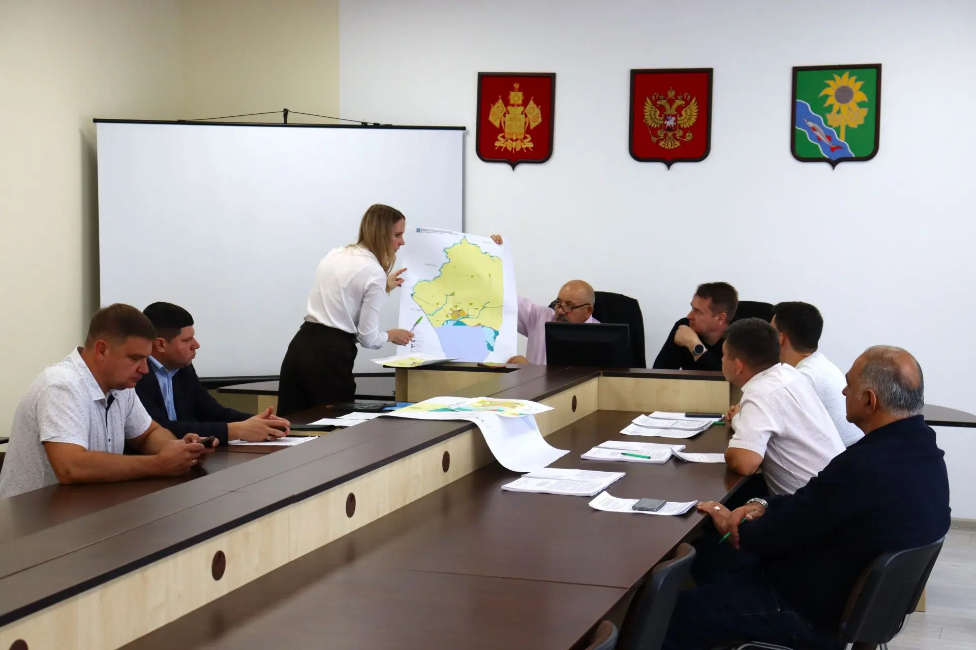 В этом году новые линии электропередач проведены по улицам Октябрьской, Степной, Чапаев...