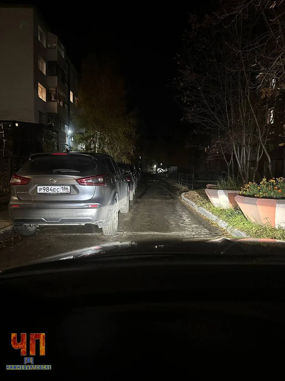Спортивная 1а, у театра, машину припарковали а как другим проезжать не подумали .