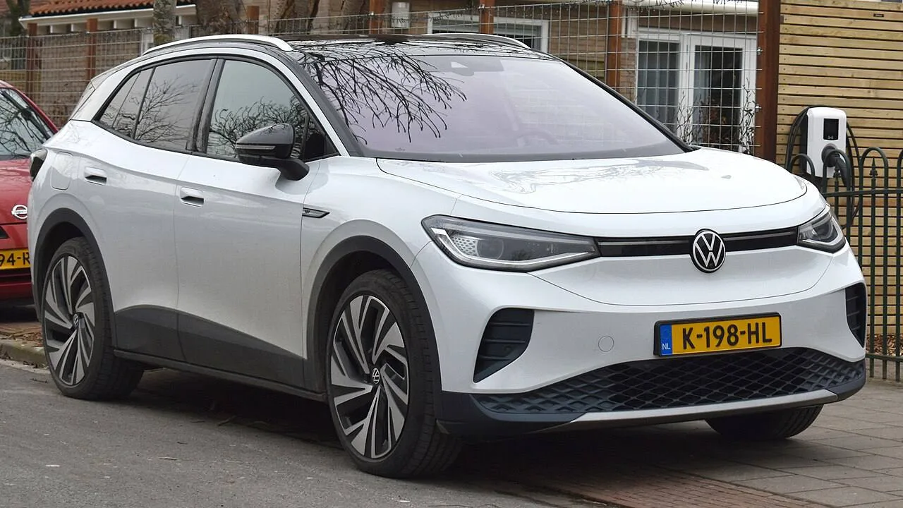 Не заряжать автомобили ID.4 выше 80% просит Volkswagen — компания отзывает 22,5 тыс. ма...