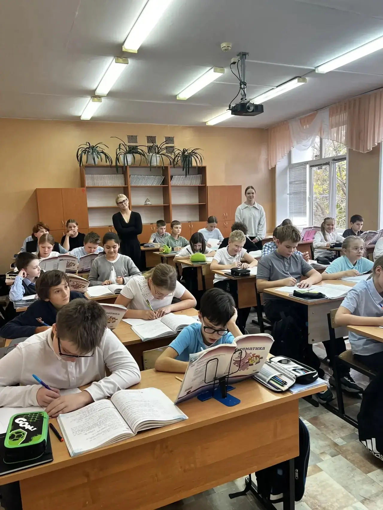В рамках недели самоуправления ученицы 9 «Б» класса: Смирнова Александра, Романова Мила...