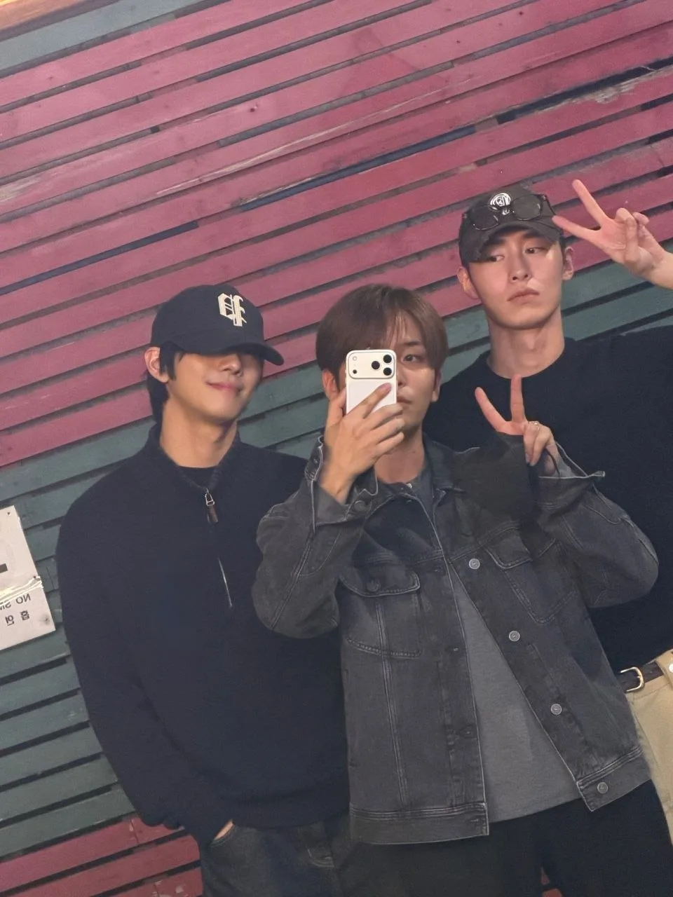 Наш именниник поделился фото с празднования своего др со старшими хёнами, как он говорил😍