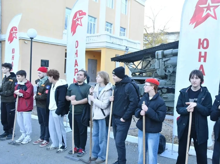Юнармейцы и ветераны труда провели субботник в парке Дома офицеров
