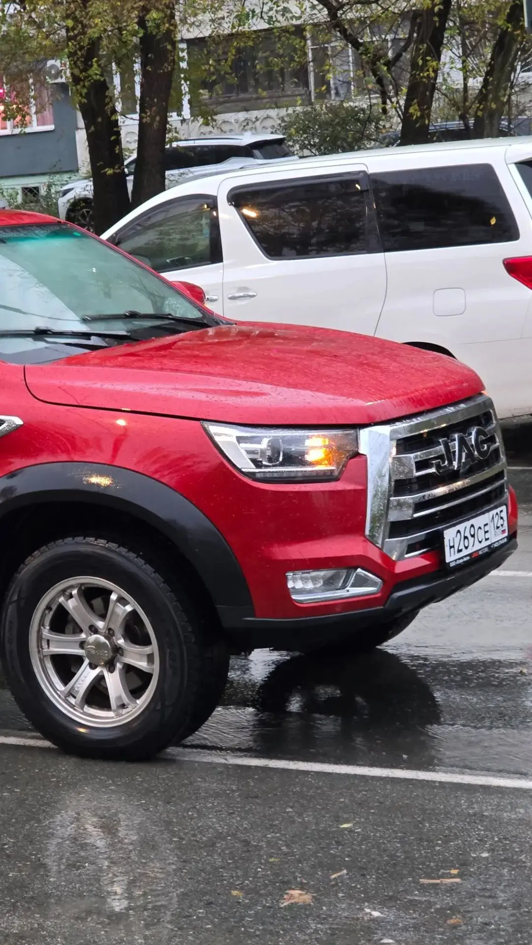 13.10.26 в 8:30 утра  совершен наезд красной  машиной марка  JAG номер H 269 CE 125 на ...