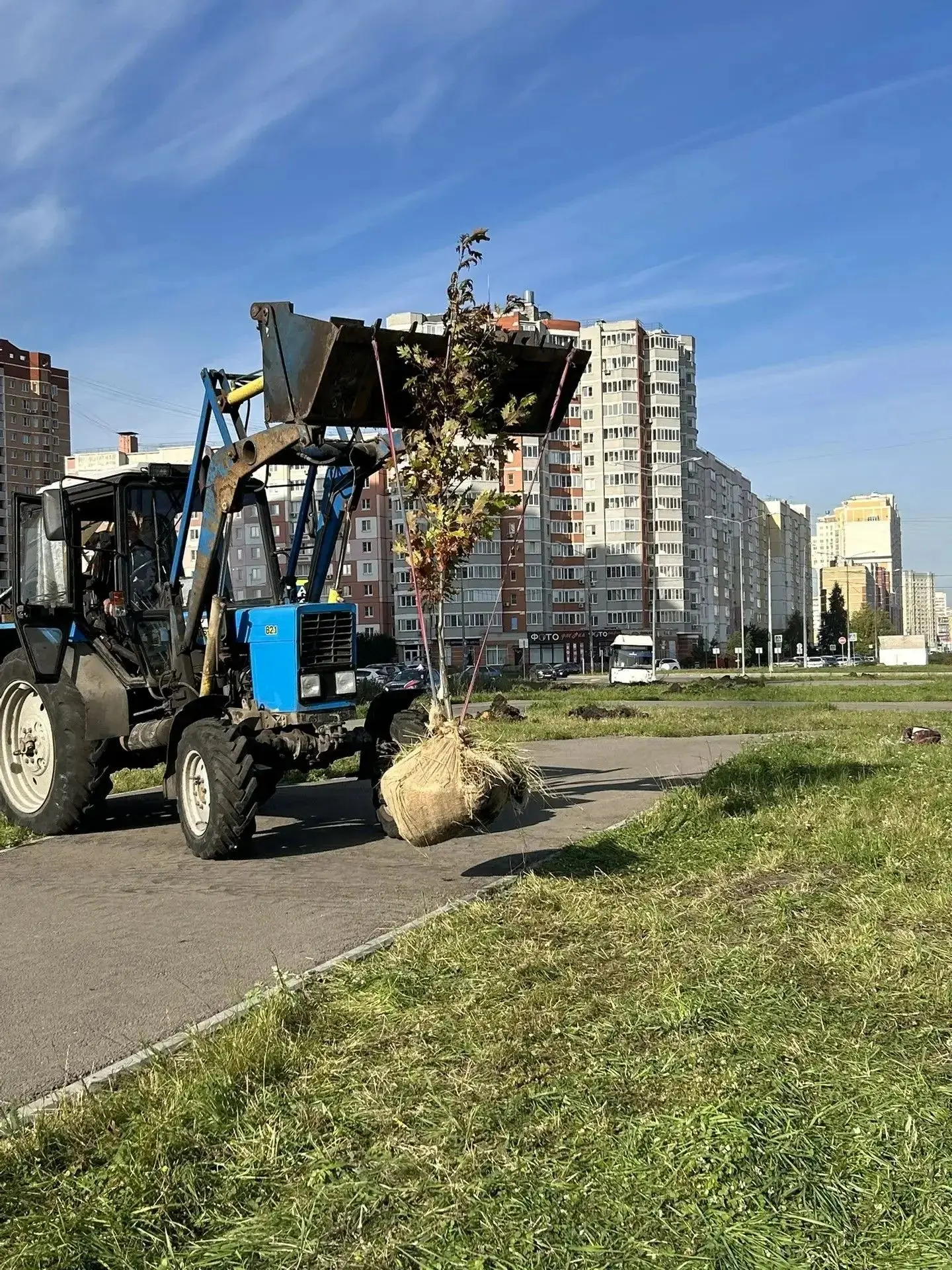 🍂🚜 На тракторе подъехала яркая осень в сквер Белана Липецка.