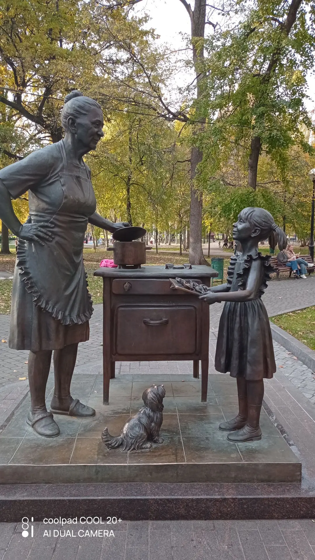 В парке Гагарина много народа, люди гуляют и наслаждаются солнышком, ☀️ ведь стоят посл...
