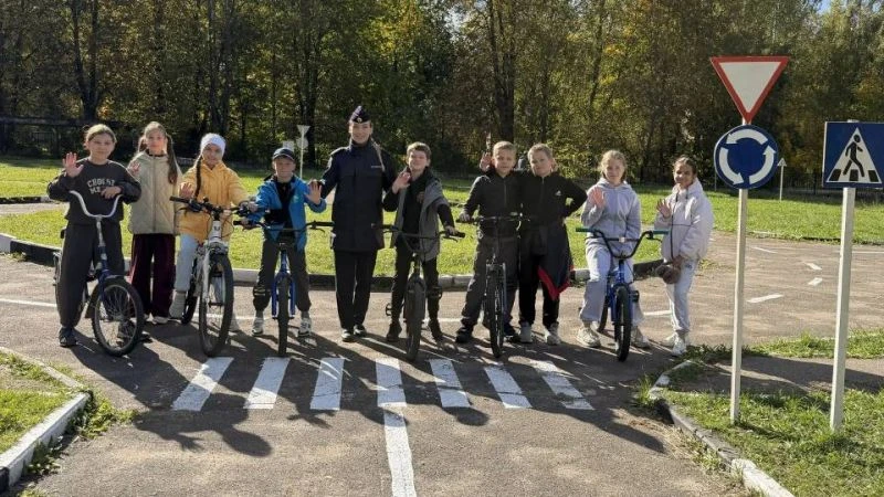 В Смоленской области сотрудники Госавтоинспекции и юные инспекторы движения научили шко...