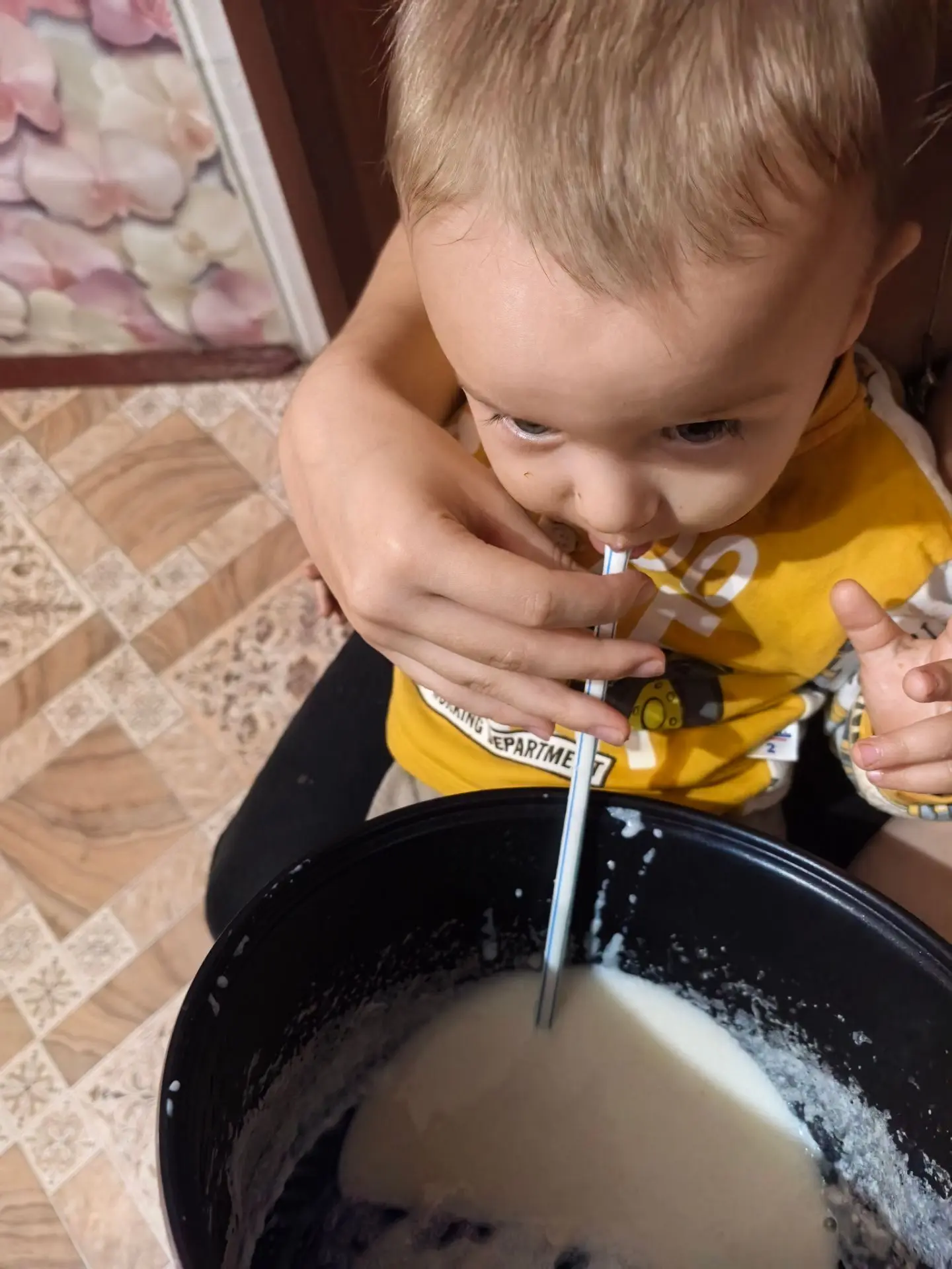 Кушает манку, точнее, пьёт🤣