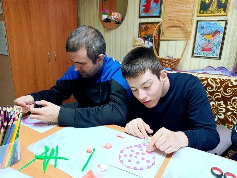 В Балашовском доме-интернате продолжается реализация развивающих занятий для лиц с мент...