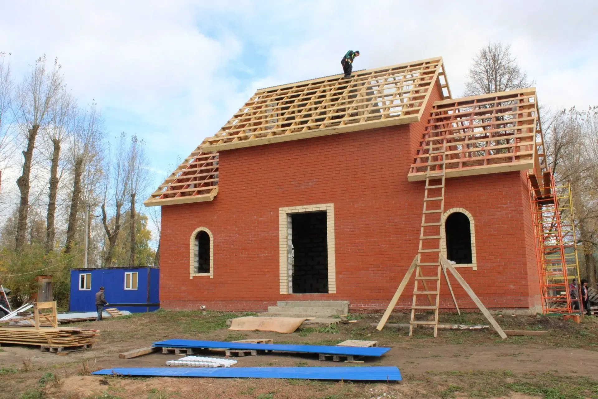 🏘Түбән Биш авылында күп еллар элек җимерелгән чиркәү урынында яңа чиркәү калка. Бүгенг...