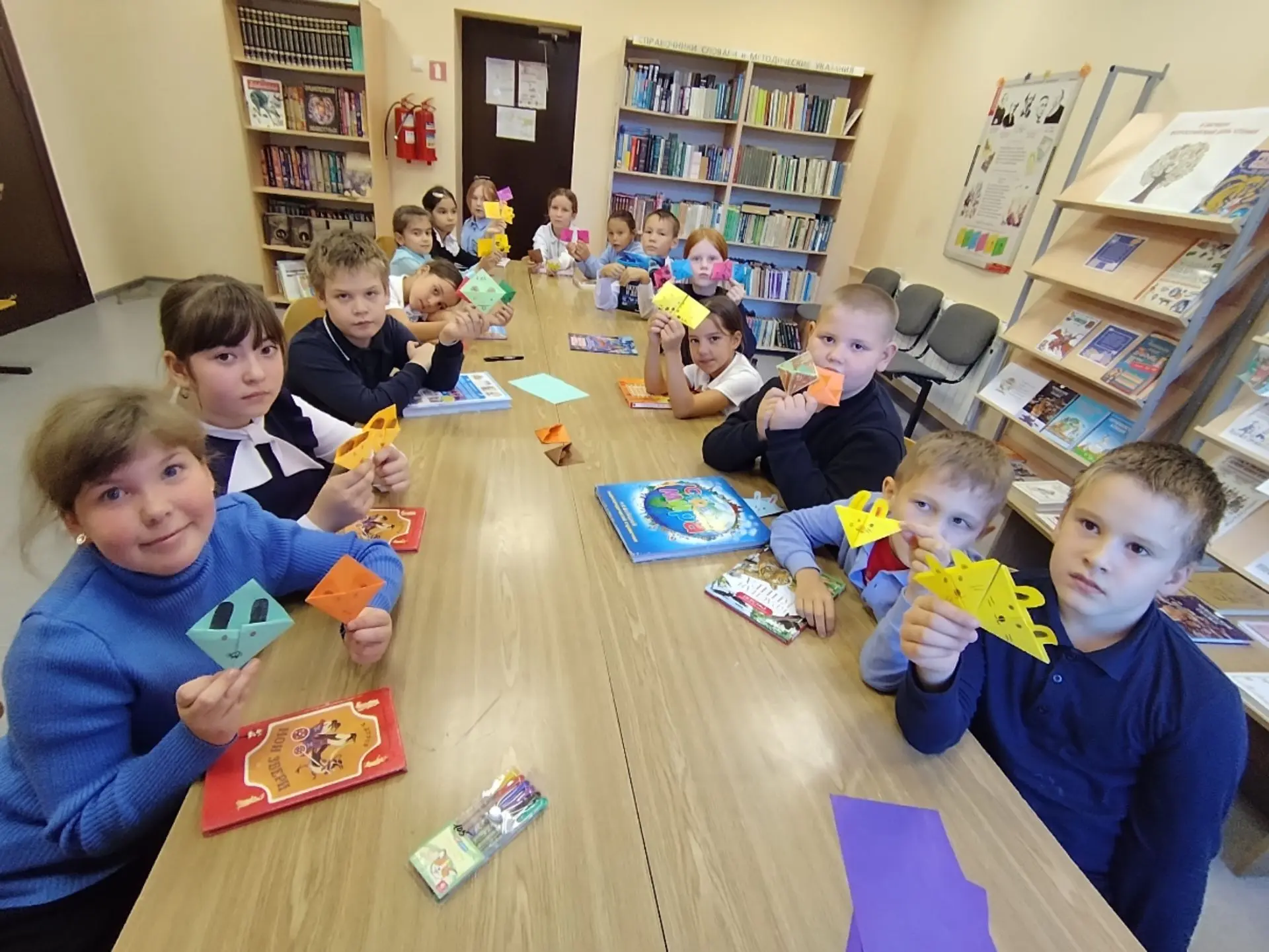 📖 Всероссийский день чтения: ученики 3 «Б» класса в школьной библиотеке 💛