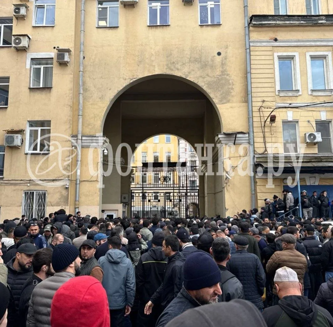 ОМОН и автозаки окружили Сенной рынок в Санкт-Петербурге, людей не выпускают после нама...