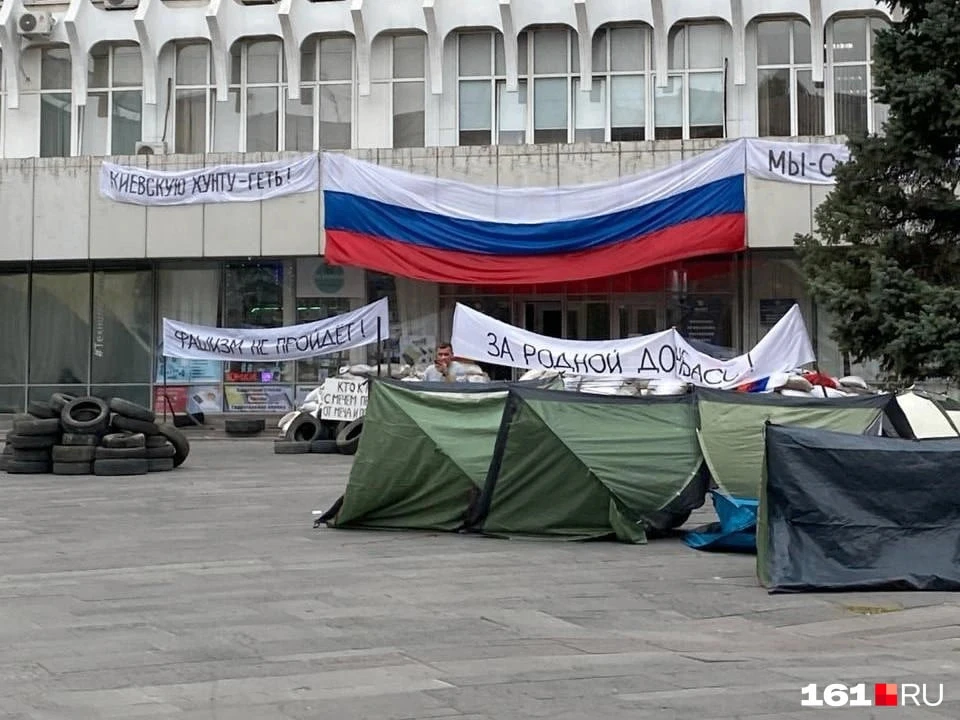 🤔 Что за палаточный лагерь разбили в центре Ростова у Дома профсоюзов?