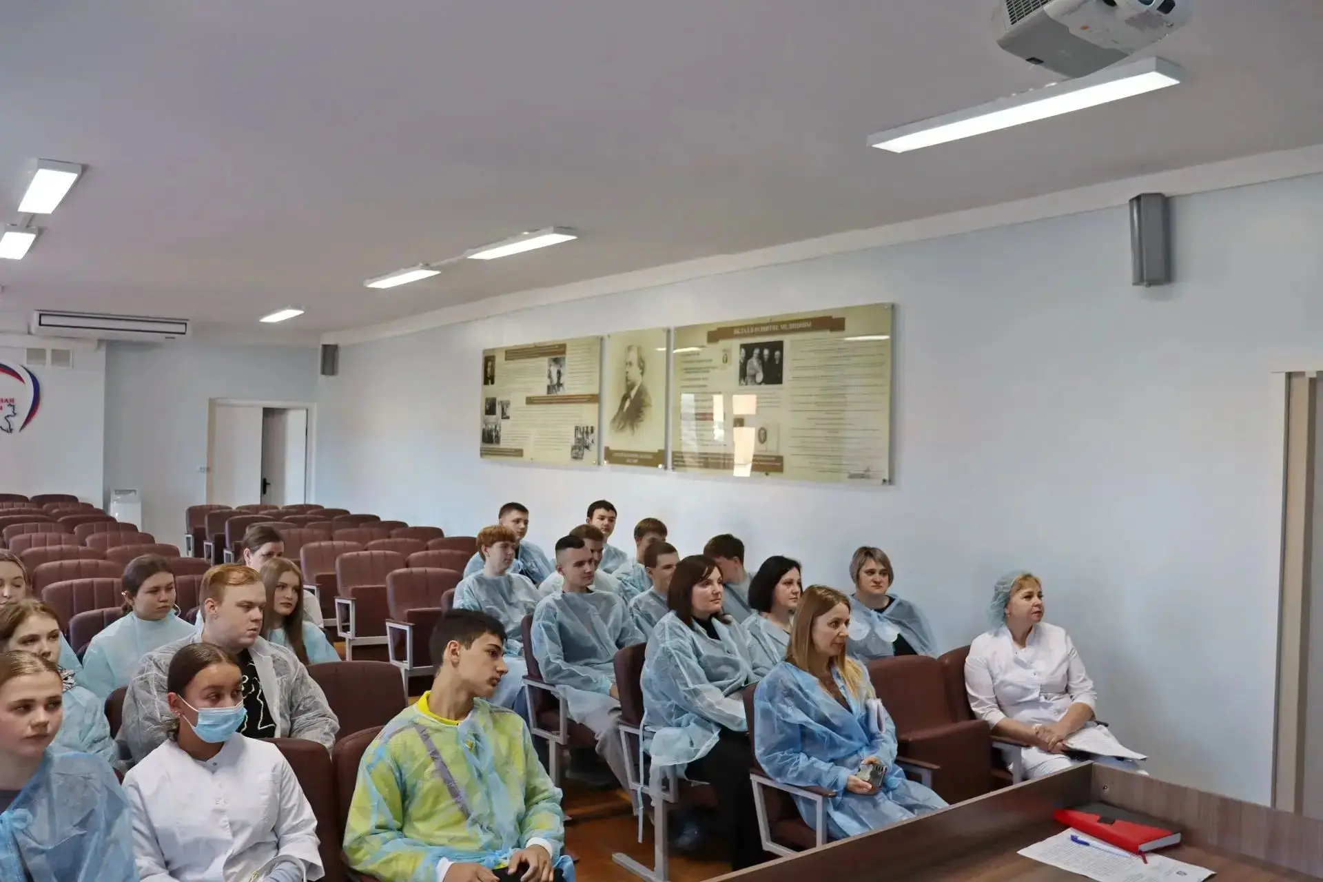 С медицинскими профессиями познакомились обучающиеся старших классов Кореневского района