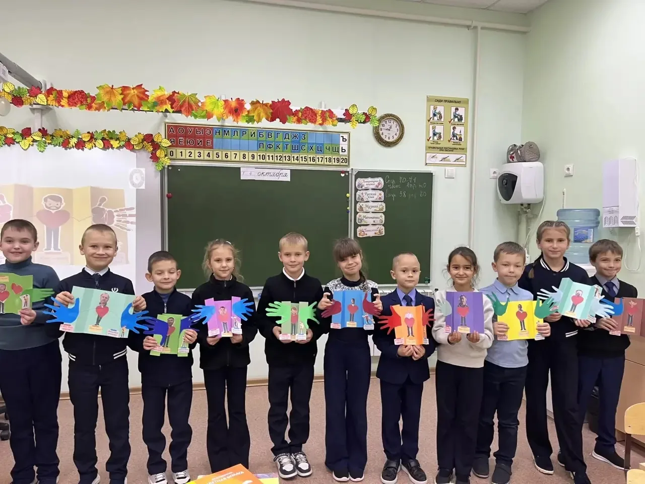 ✨ Во 2 «Б» и 2 «Д» классах прошло занятие, посвящённое Дню отца!