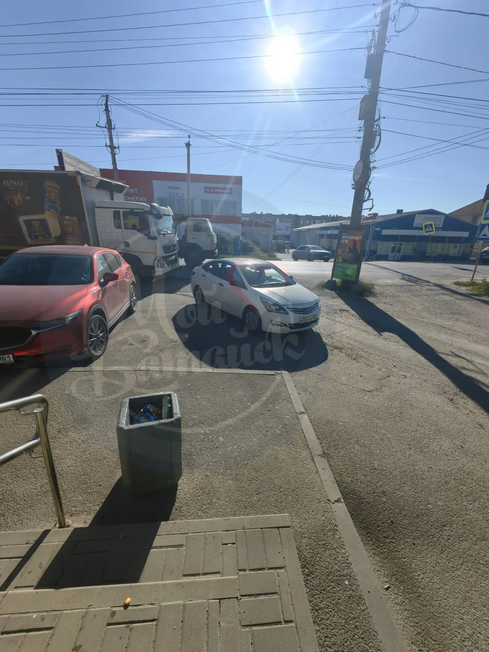Понедельник. Утро. Пустая парковка возле «Чижика» в Койсуге, но дама умудрилась припарк...
