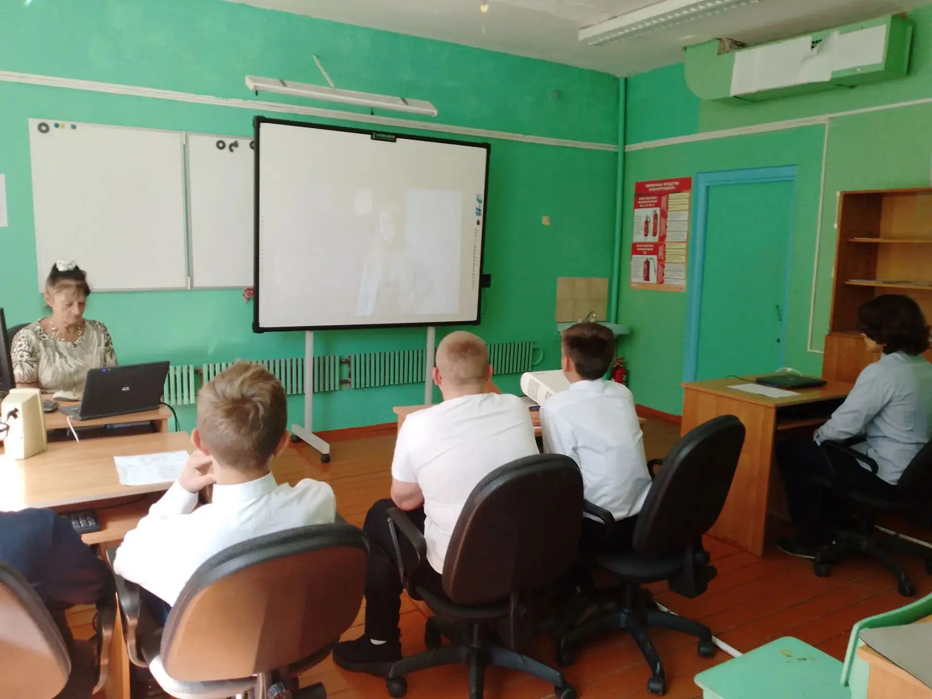 8 октября в МБОУ " Дивовская СОШ"  в рамках цикла внеурочных занятий " Россия - мои гор...