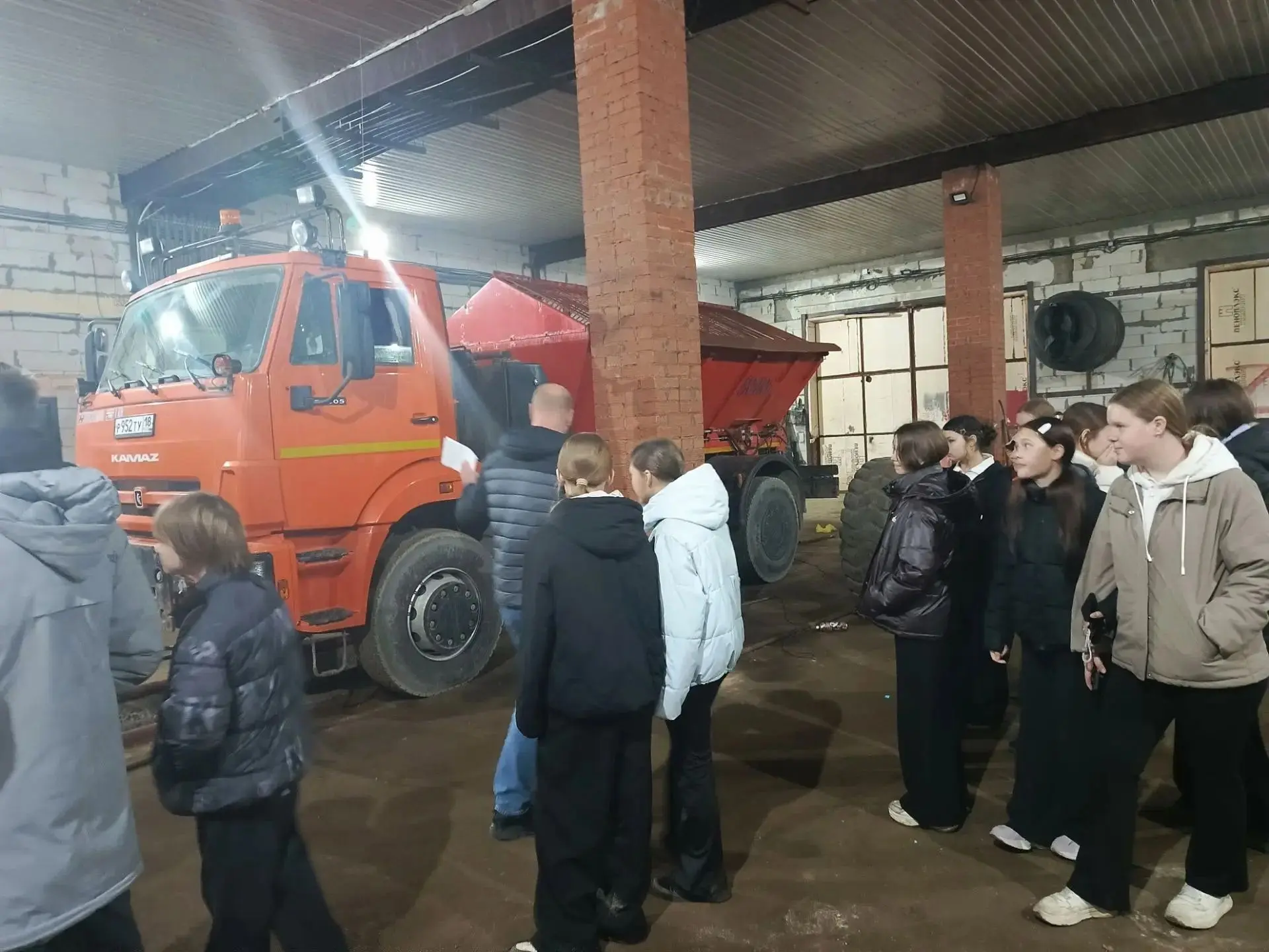 🏗️ РОВНЫЕ ДОРОГИ И ЧИСТЫЕ УЛИЦЫ: 7А НА ДОРОЖНОМ ПРЕДПРИЯТИИ!