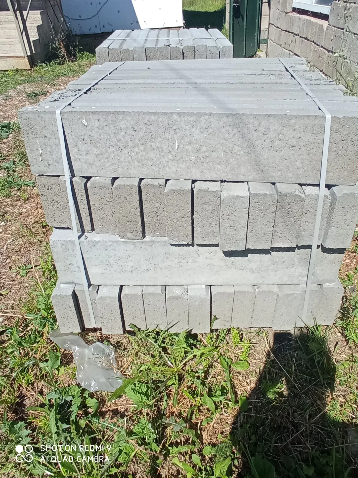Продам бордюры некондиция новые на поддоне. 100руб.за штуку. 80 штук. Самовывоз.