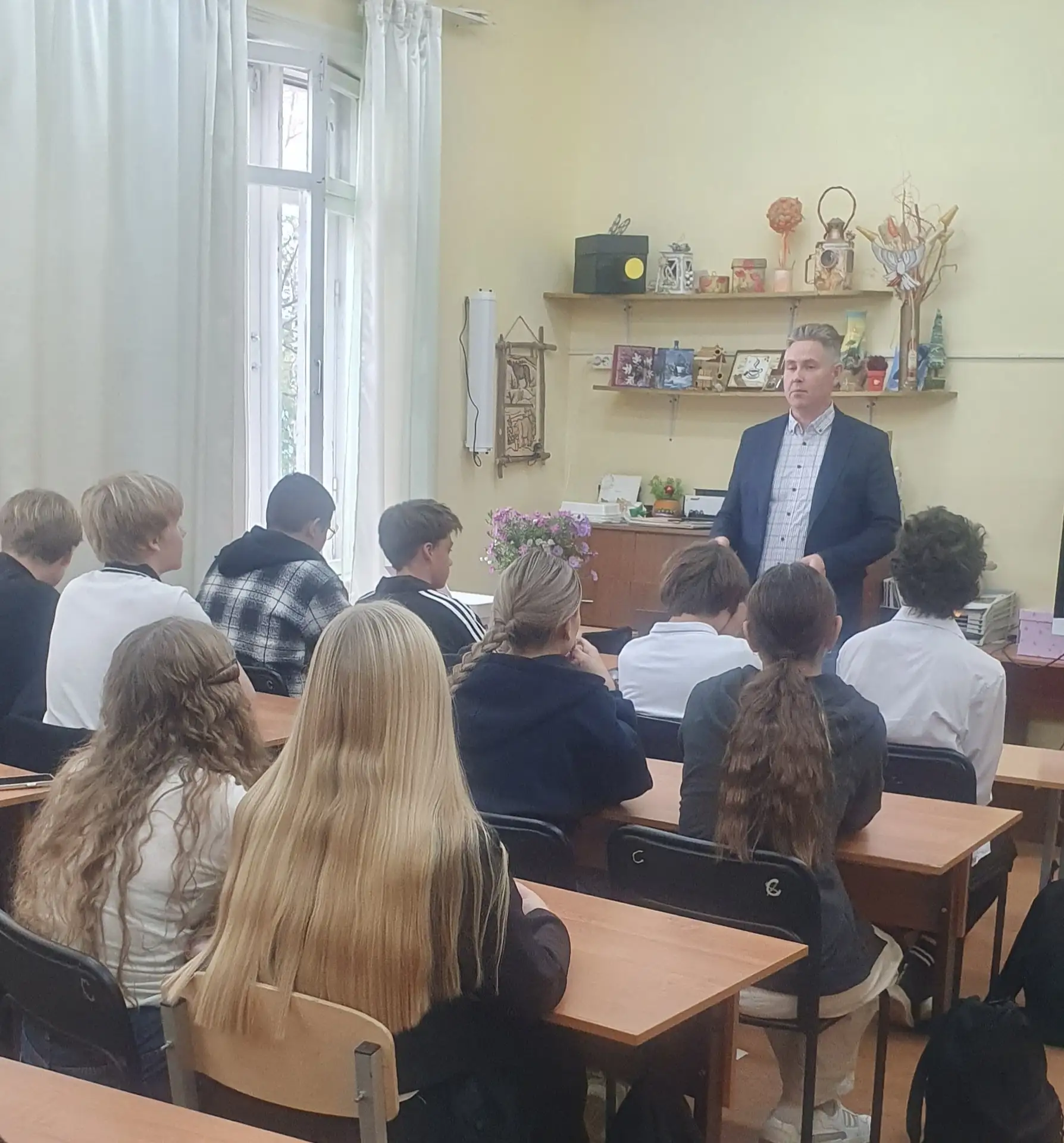 Сегодня к учениками 9А класса на встречу пришёл врач Чеглаков А.Н. Говорили про здоровы...