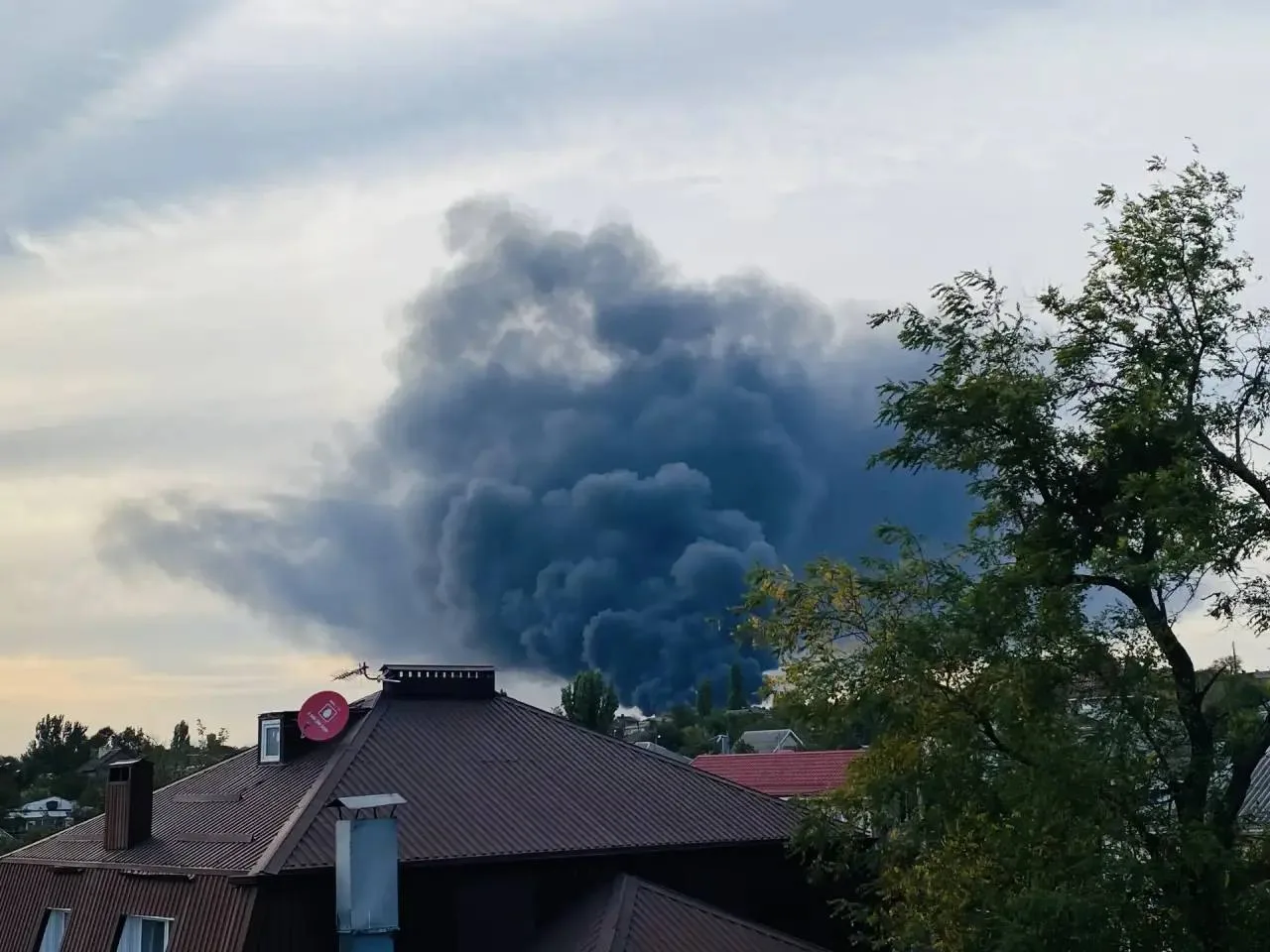 🚒Силы и средства на пожаре увеличены до более 100 человек и 36 единиц техники