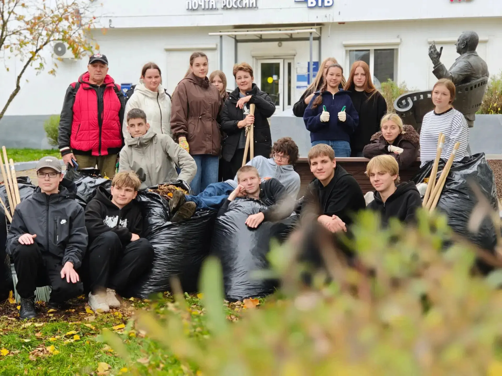 🧹🍁9 октября старшеклассники-волонтёры МБОУ СОШ10 присоединились к общегородскому субб...