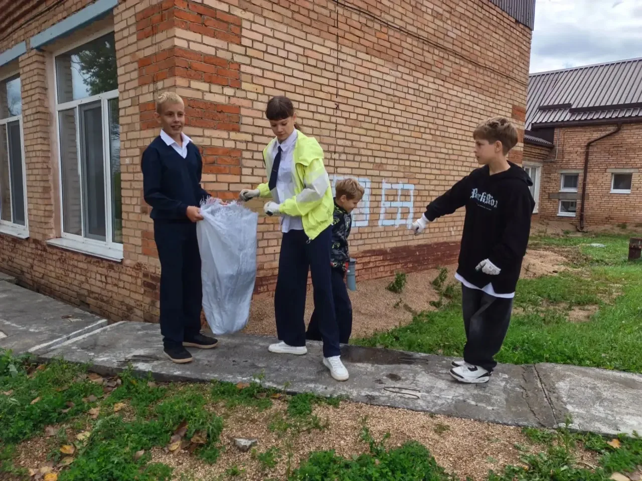 ✅Ответственность и труд: 6 класс принял школьное дежурство