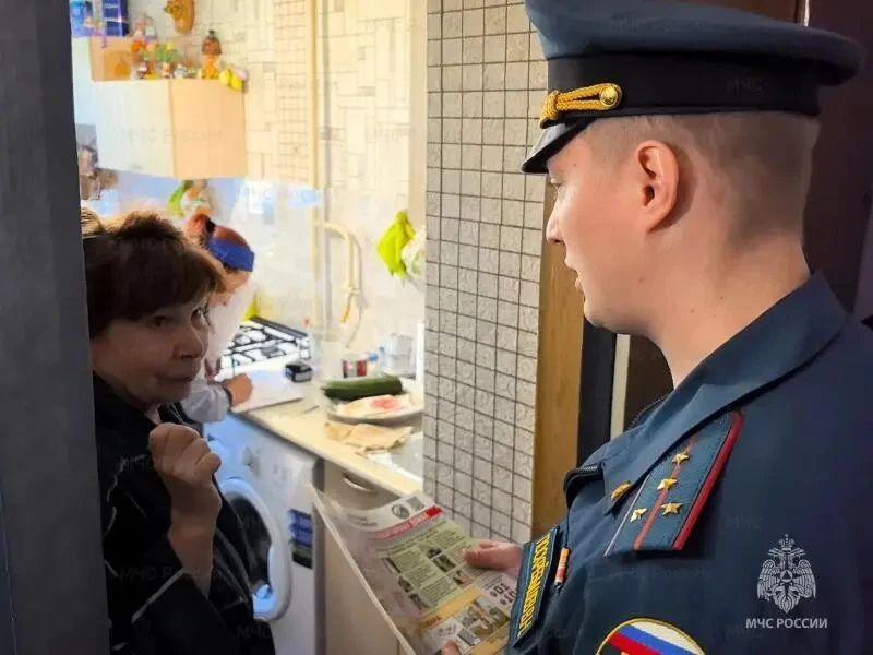 Сотрудники МЧС и газовой службы проверили квартиры в Екатеринбурге, напомнив жителям о ...