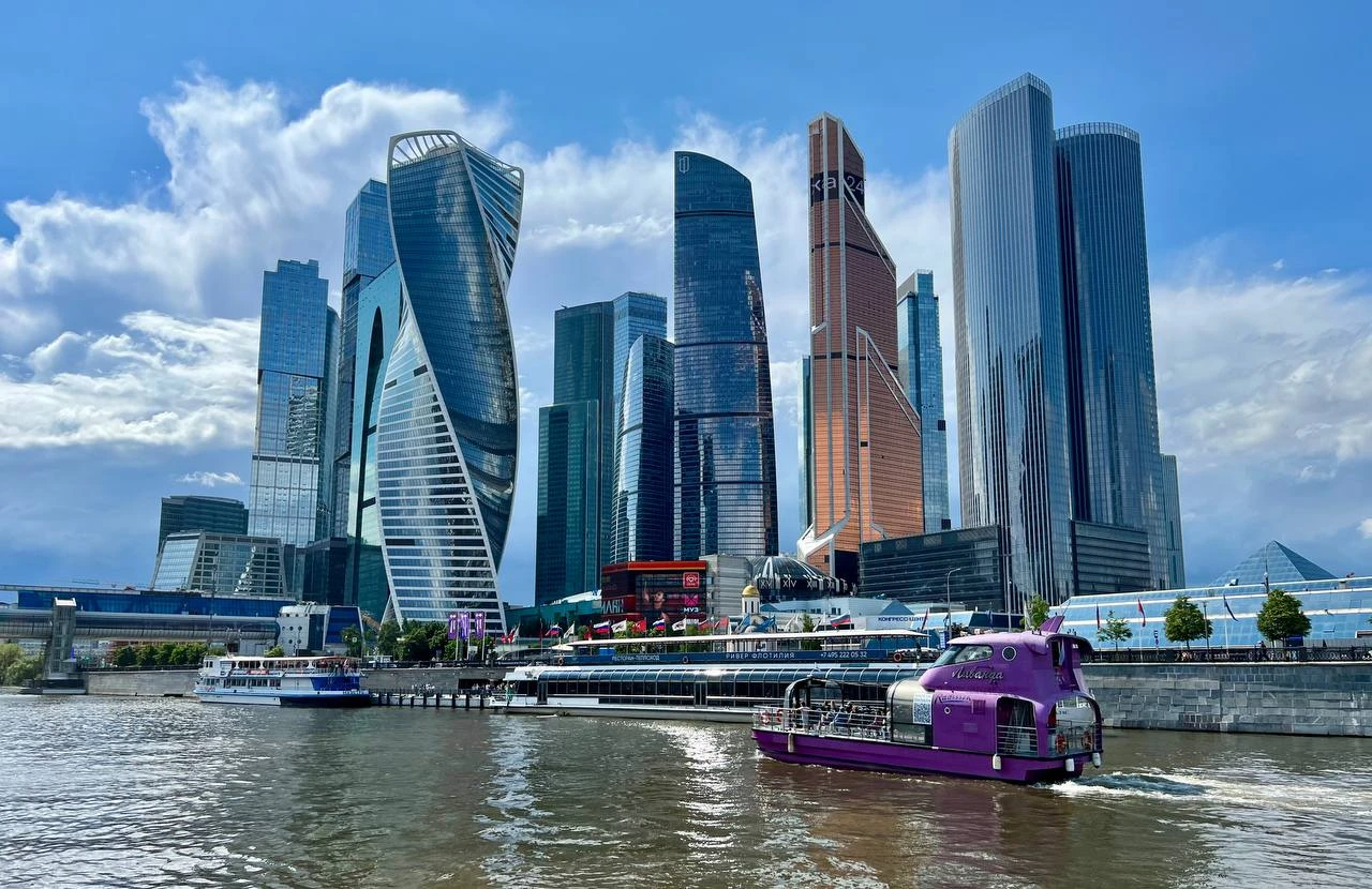 Из Чебоксар в Москву на выходные 2.000 рублей туда-обратно.