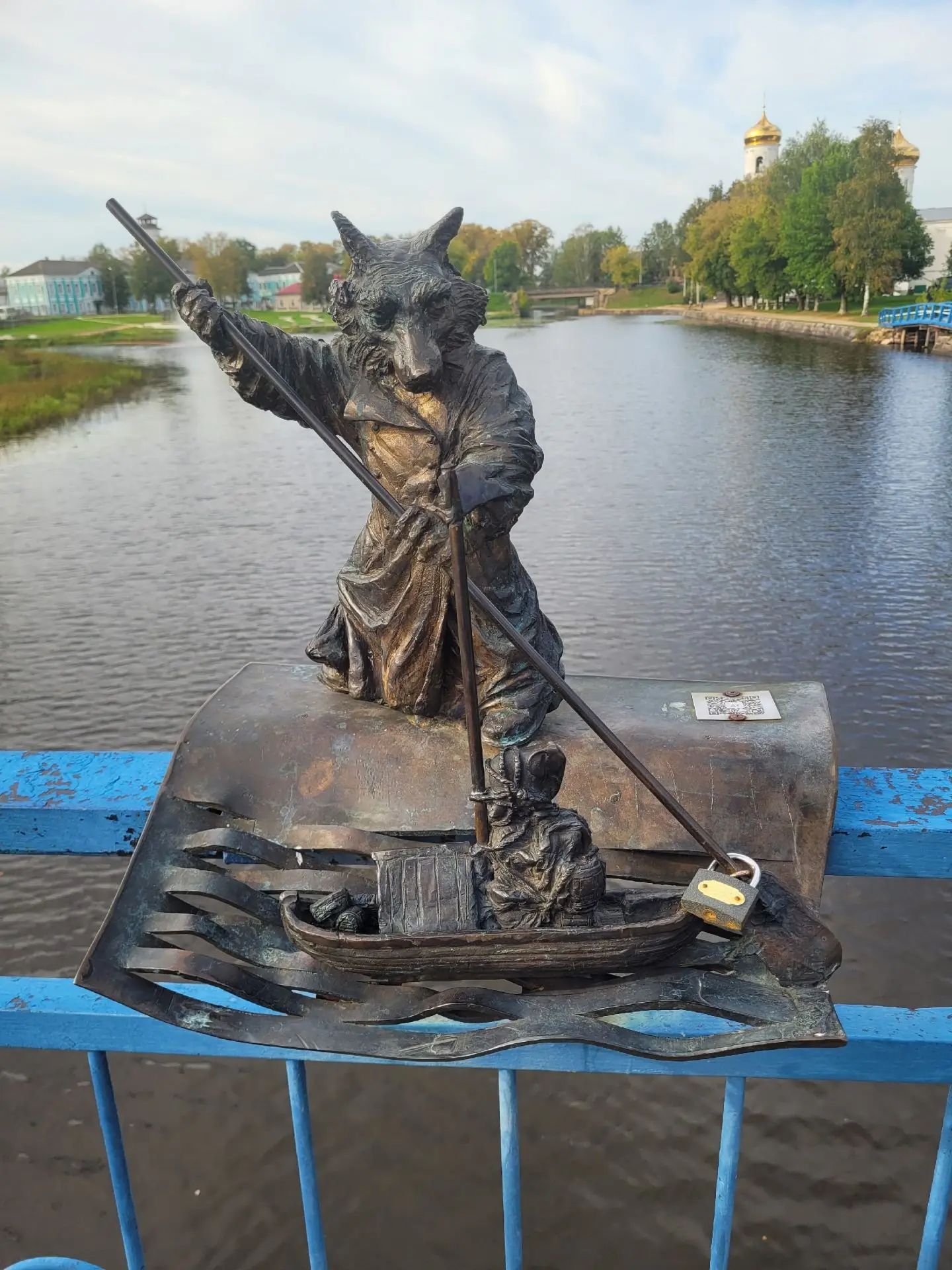 Вот зачем ещё на скульптуру замок навесили? Это плохая примета имейте ввиду!
