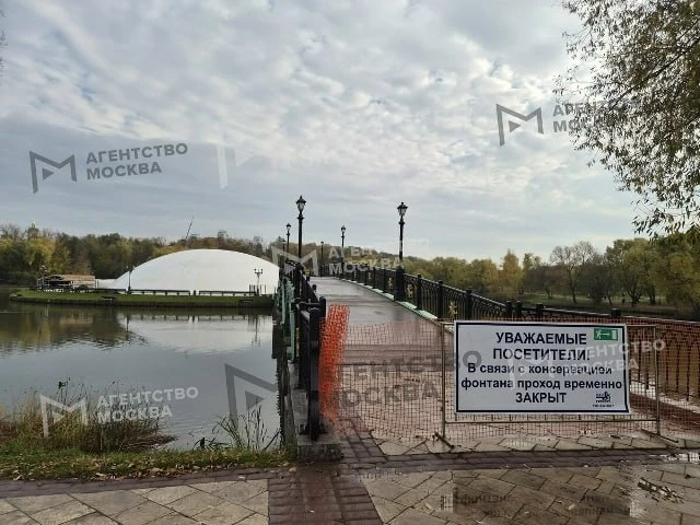 Царицынский фонтан отправился на зимовку. Его уже накрыли белым куполом.