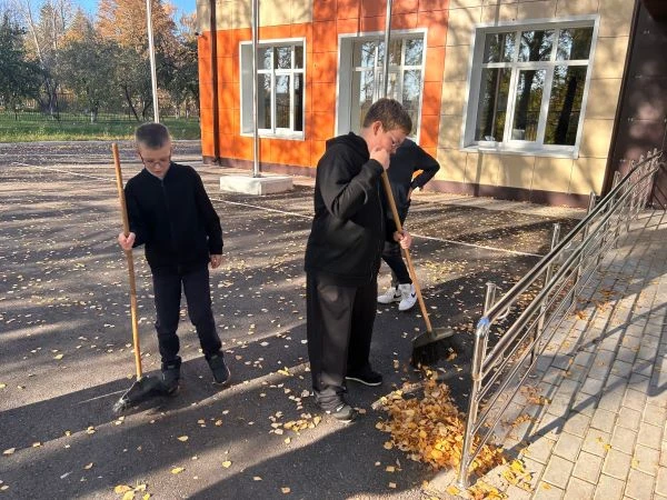 📸 Куркинские школьники навели порядок на пришкольной территории​