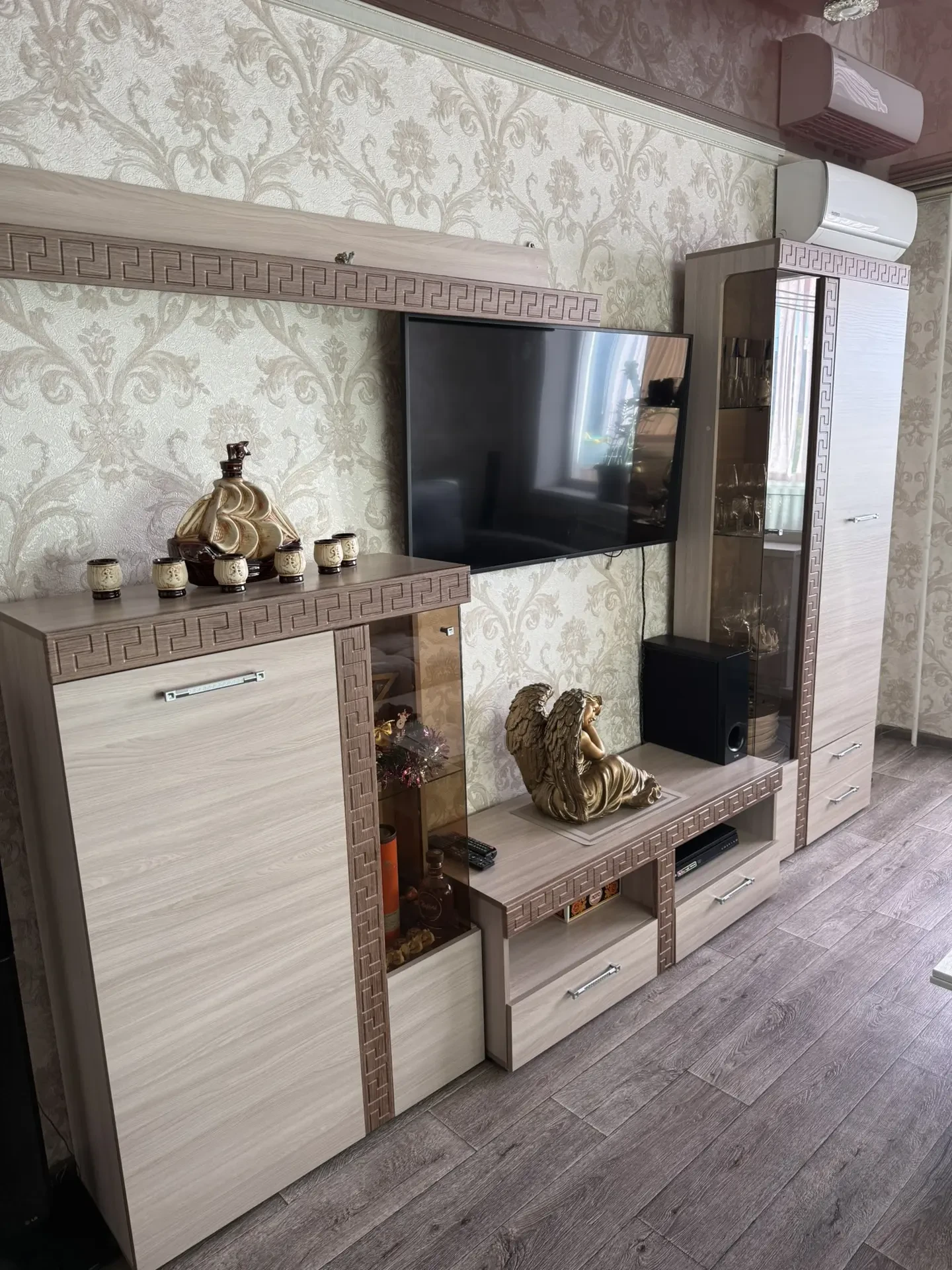 Продам стенку в гостиную. Размер длина 292 см, высота 200 см, глубина 31 см. Состояние ...