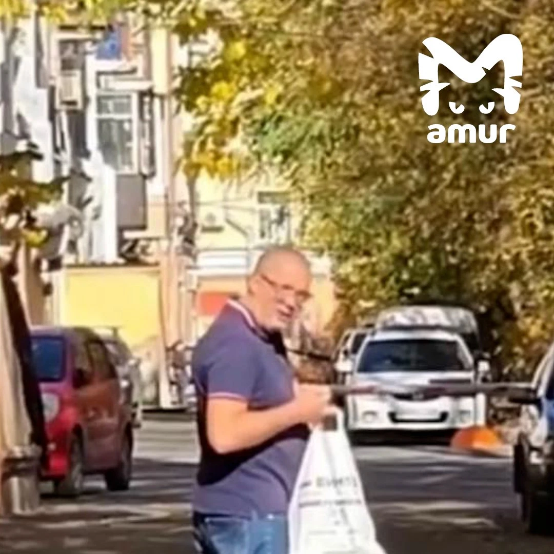 Мужик ранил ножом подростка и расцарапал припаркованные машины в Хабаровске.