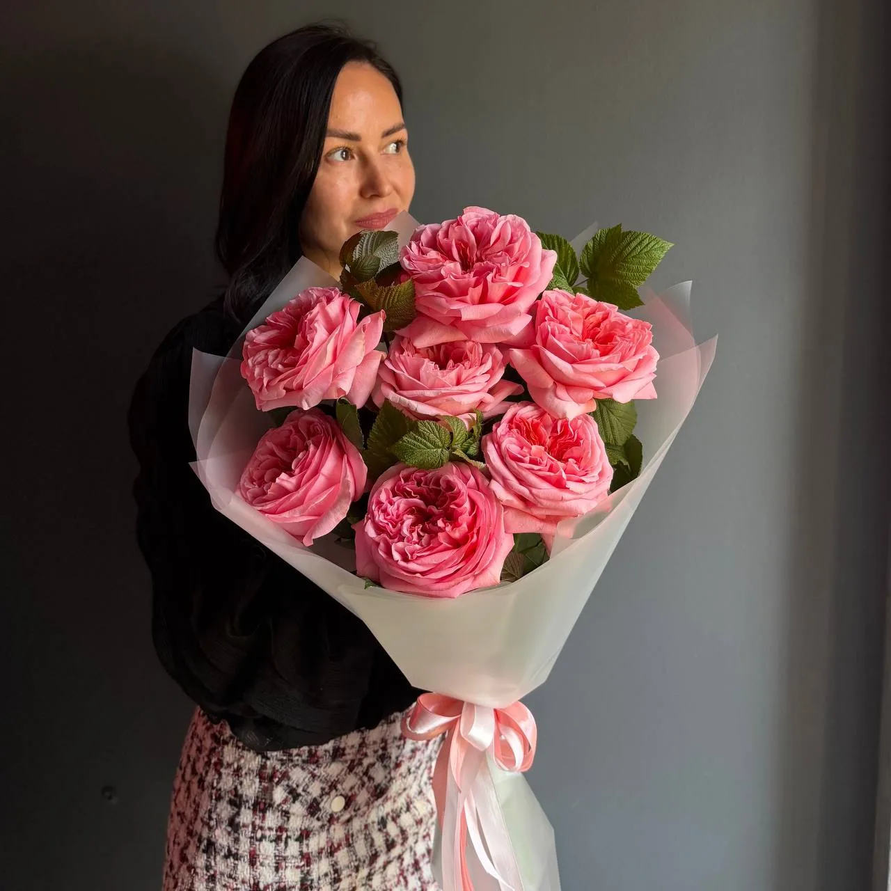 Букет из пионовидных роз и зелени малины 💕