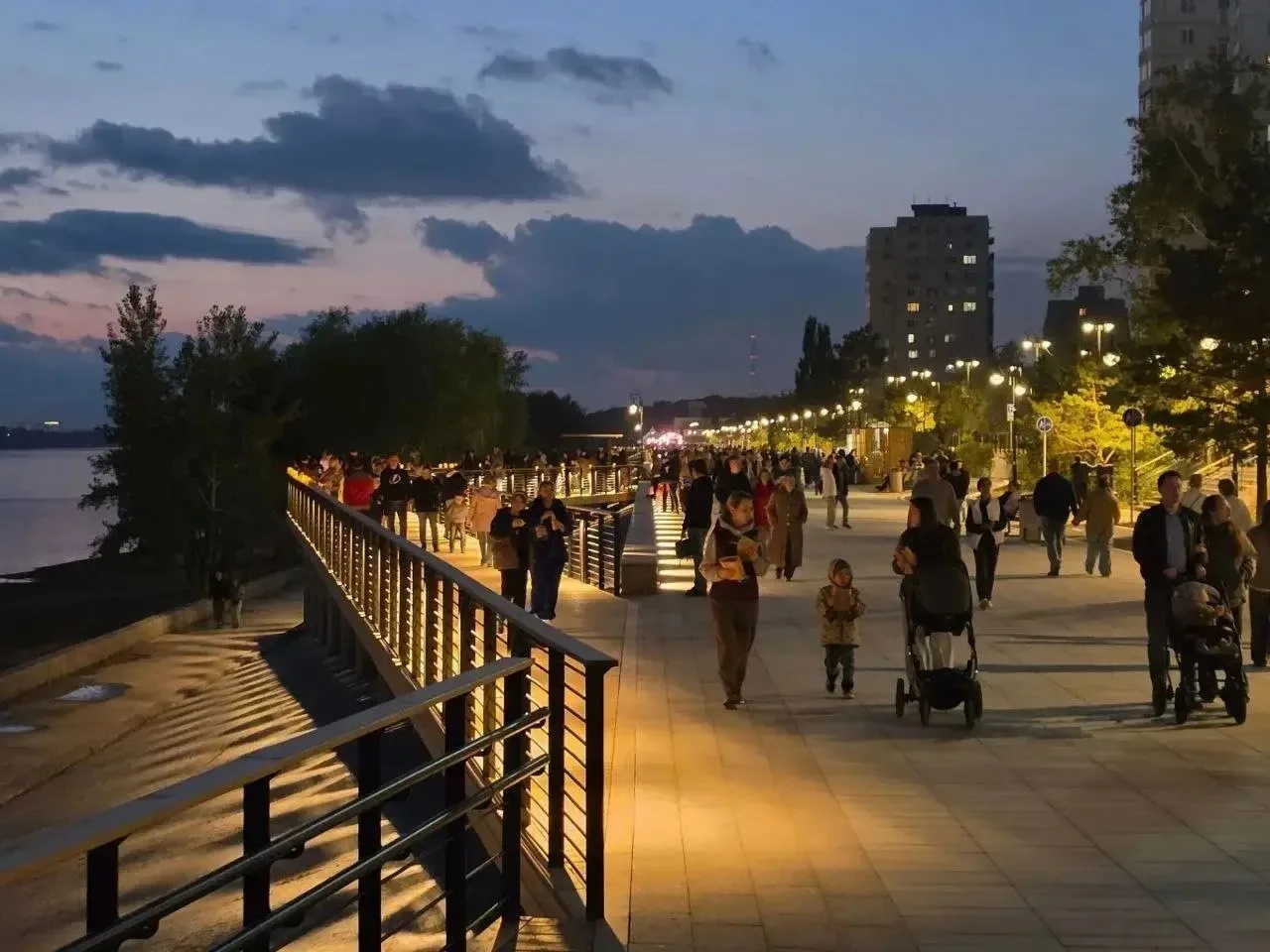 🌤️ Тёплая погода — самое время выйти на прогулку по обновлённой набережной! 🚶‍♀️🌿