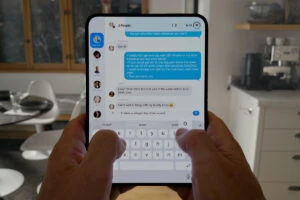 Гибкое счастье за двести тысяч: кому и зачем понадобился складной iPhone Duo