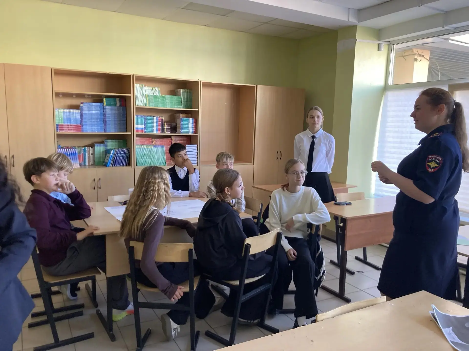 🌙 В рамках мероприятия «Ночной патруль» полицейские рассказывают школьникам о законопо...