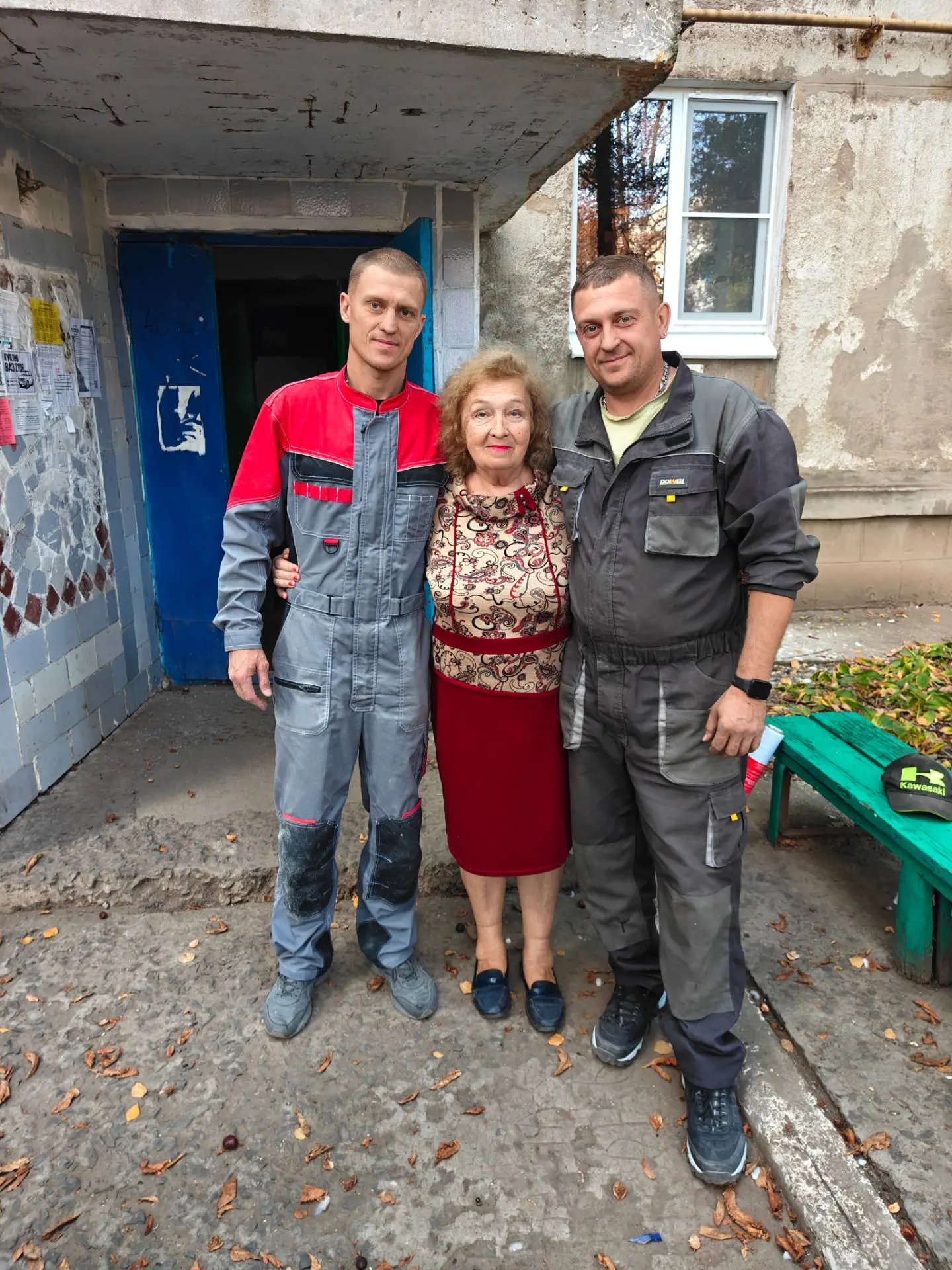 Сделали доброе дело, подарили окно своей учительнице английского Галине Фëдоровне