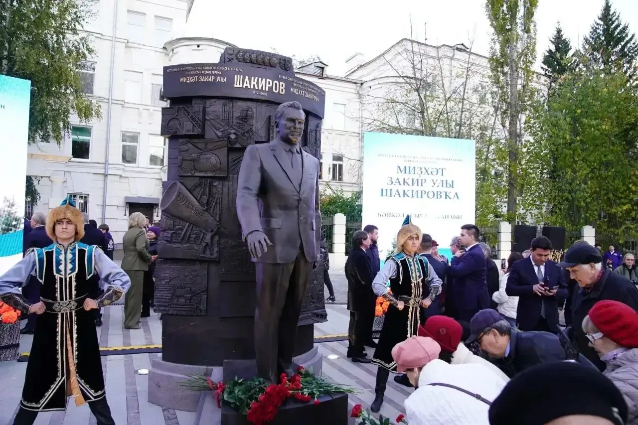 В Уфе 9 октября, накануне Дня Республики, открыли памятник  государственному деятелю Ми...