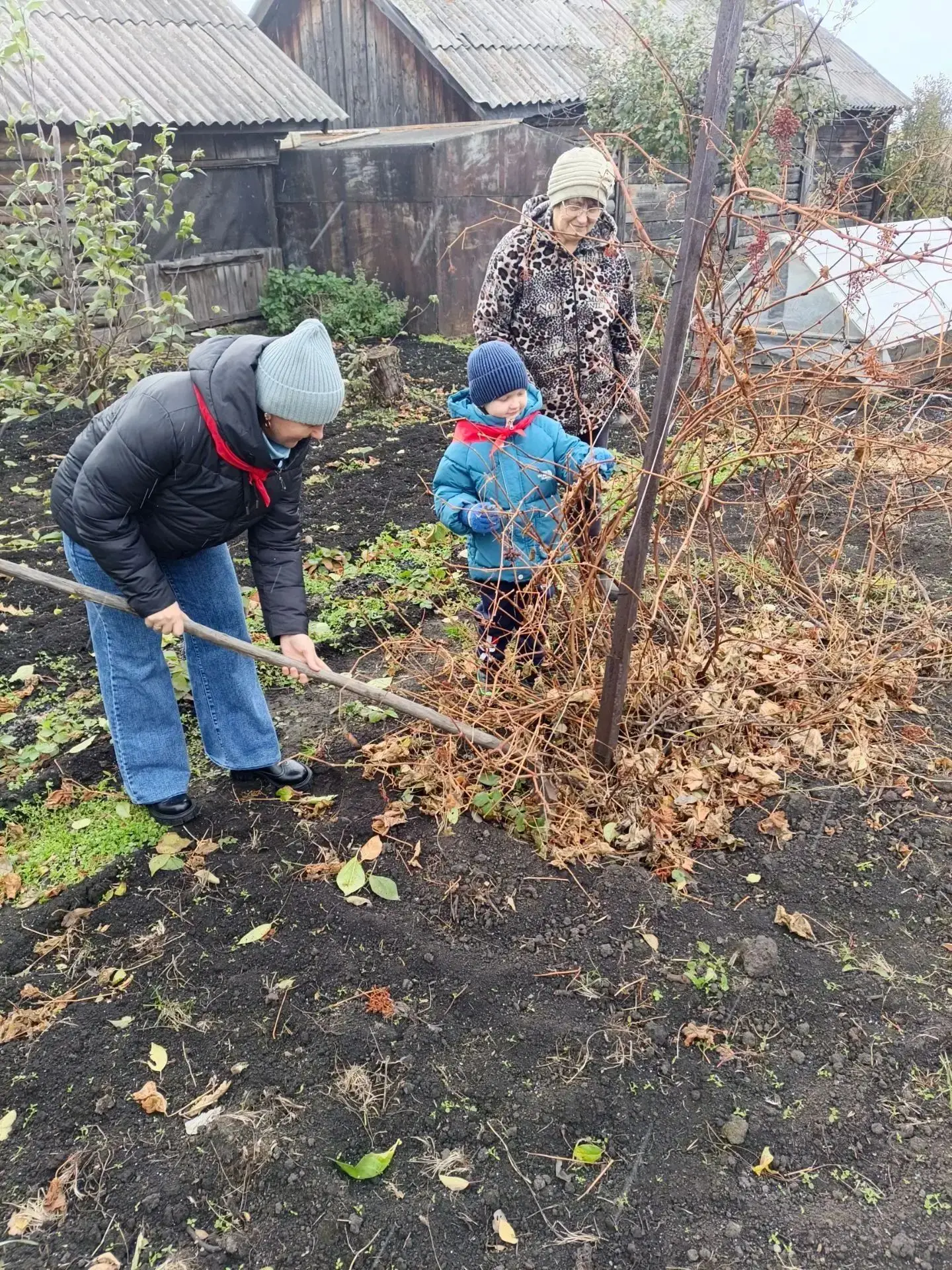 ❤️ Доброта начинается с малого: Илья и мама подарили заботу пожилым!
