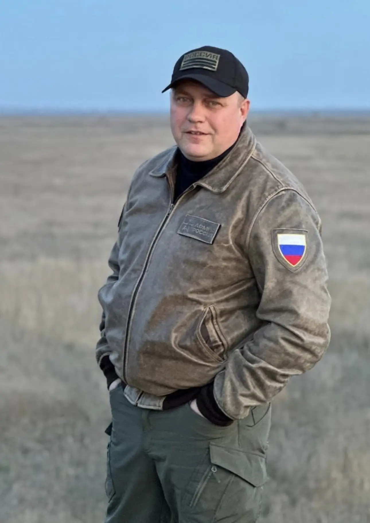 Шум осеннего дождя, желтая листва, неспешно движущиеся по мокрому асфальту автомобили с...