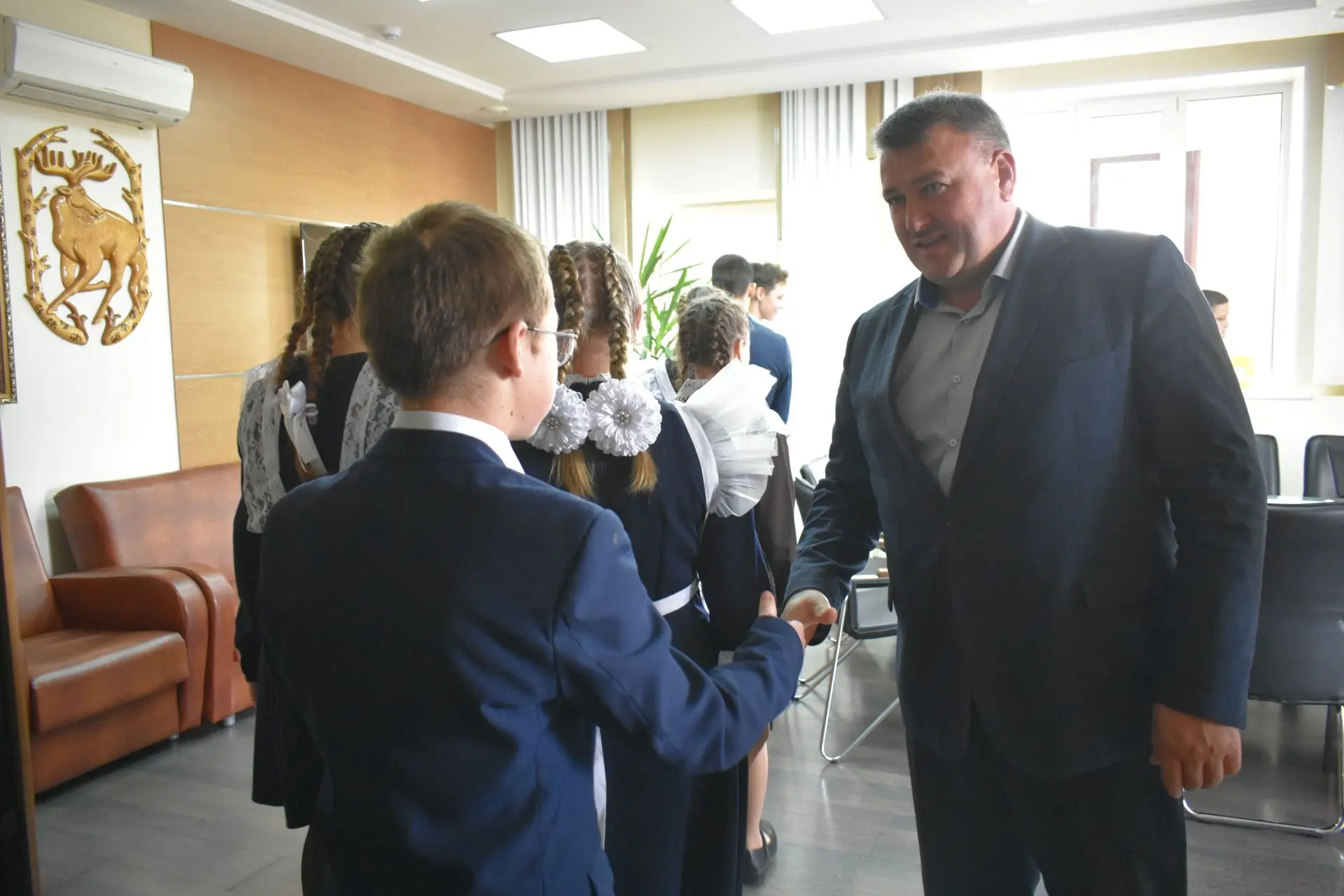 🤝👥Из первых уст: Глава района встретился со школьниками в рамках профтура