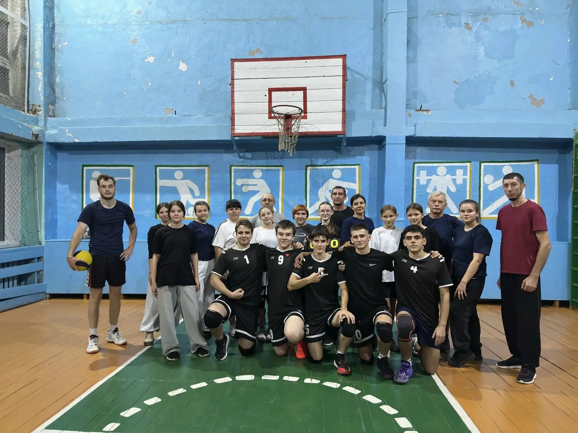 Соревнования по волейболу: Дети, Родители, Учителя!