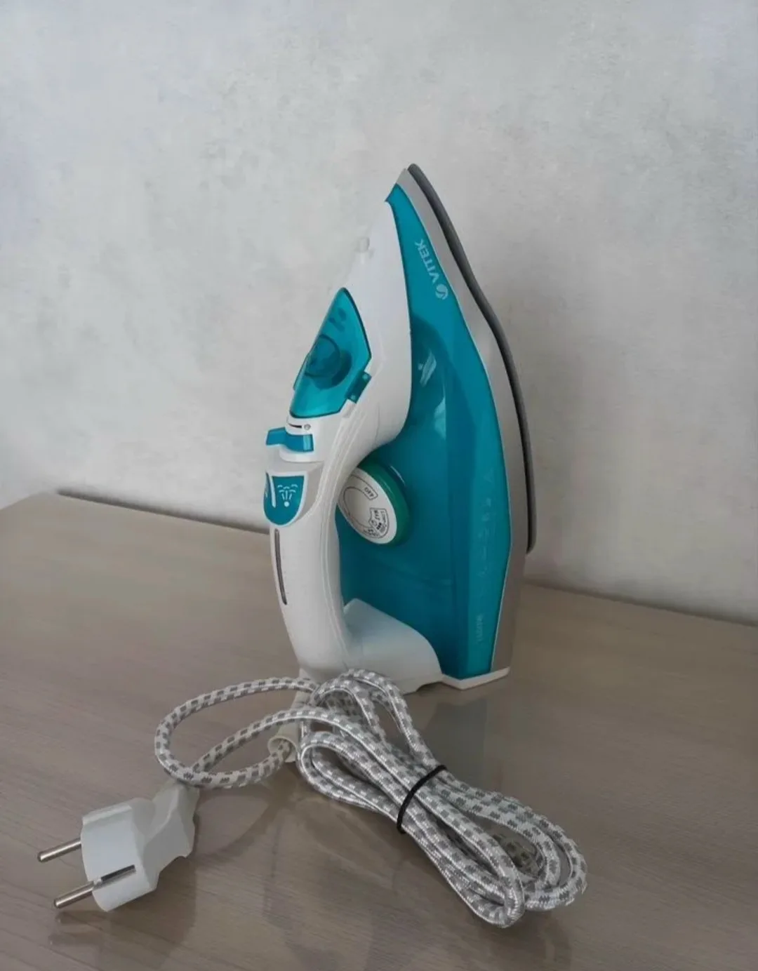 Продам утюг VITEK. В рабочем состоянии!