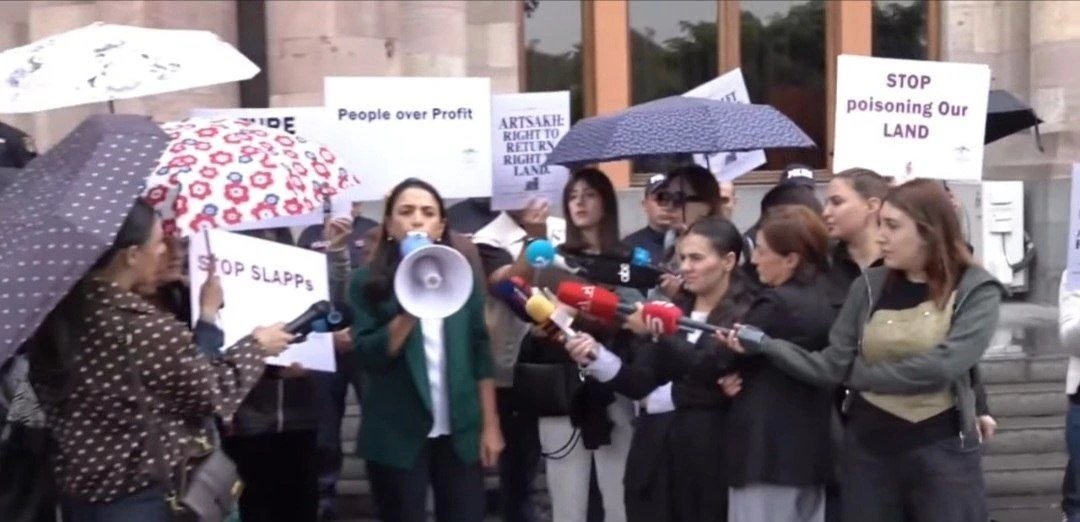 ⚡️ В Ереване в рамках COP17 проходит акция протеста