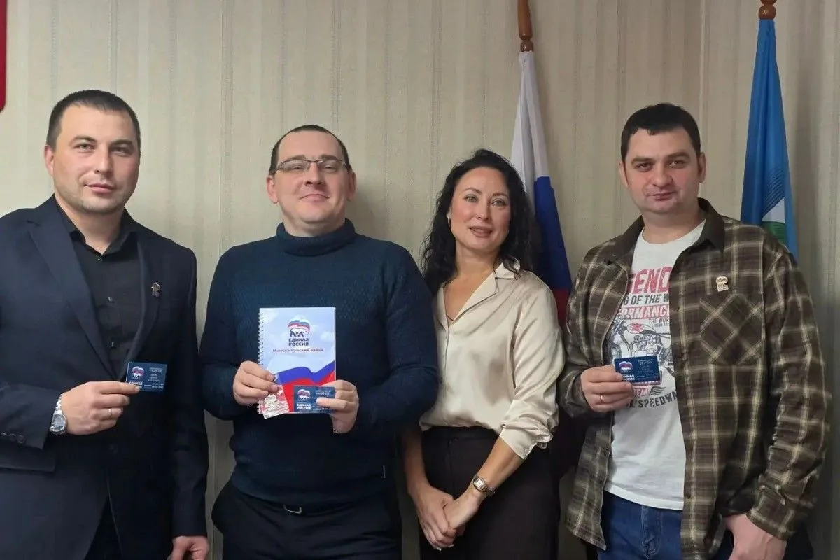 🔹Мэру Мамско-Чуйского района Алексею Ушакову вручили партийный билет Единой России